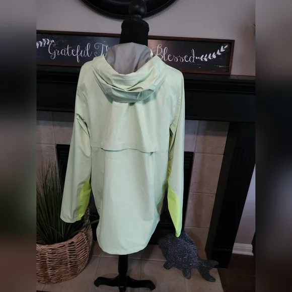 Nike Men's Light Green Jacket - Picture 9 of 12